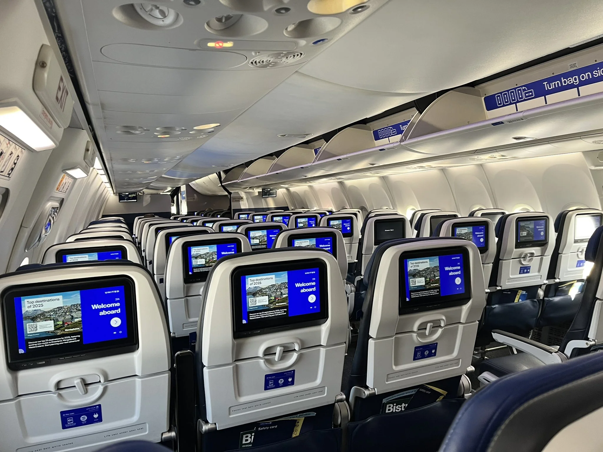 United Airlines Accelerates Starlink Deployment to Over 1,000 Aircraft by 2027, Challenging Delta's Connectivity Plans
