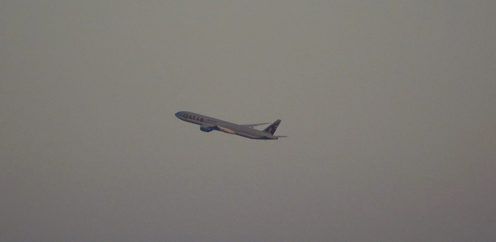 Qatar Airways Boeing 777 climbing out of Manila on the Doha flight